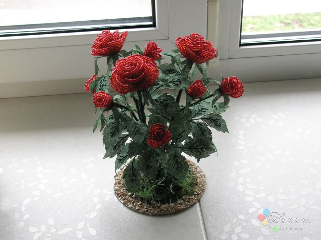 Цветы из бисера красные розы