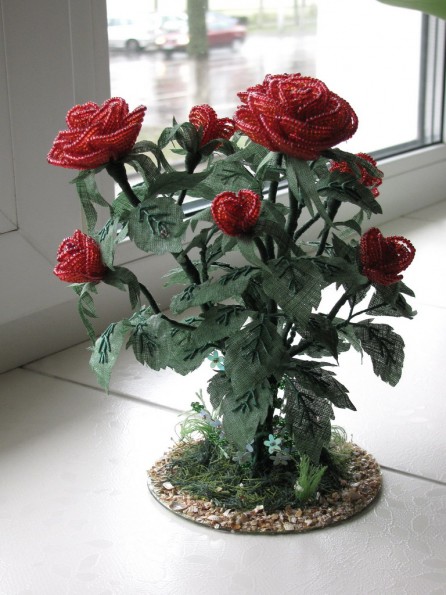 Цветы из бисера красные розы
