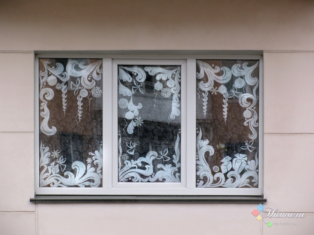 Разрисованное окно. Украшения на окна. Украшение окон зима. Красиво украсить окно. Новогодние окна.